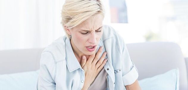 In the case of pleurisy, heart pathologies and intercostal neuralgia, pain under the left shoulder blade can be accompanied by severe shortness of breath.